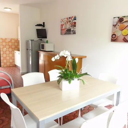 In A With Private Garden 公寓